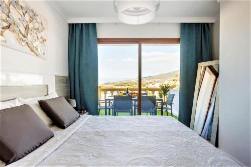 阿德耶PaulMarie Family Apartment Ocean&Mountain View的卧室配有一张床,享有桌子的景色