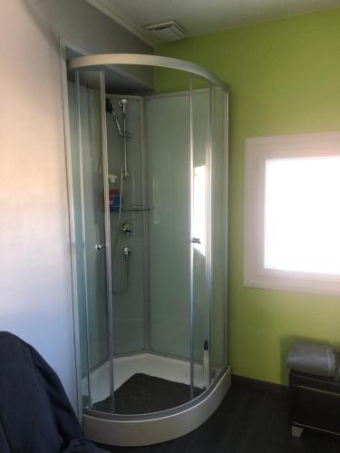 Nouan-le-FuzelierChambres climatisées en Sologne pour 1 à 4 Hôtes的绿色的客房设有窗户,配有玻璃淋浴间