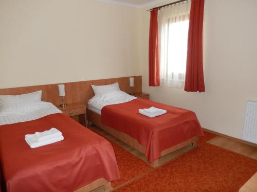 绍尔特沃德凯特Frittmann Borház的酒店客房设有两张床和窗户。