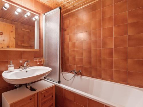 南达Apartment Chaedoz 65 by Interhome的浴室配有水槽、淋浴和浴缸。