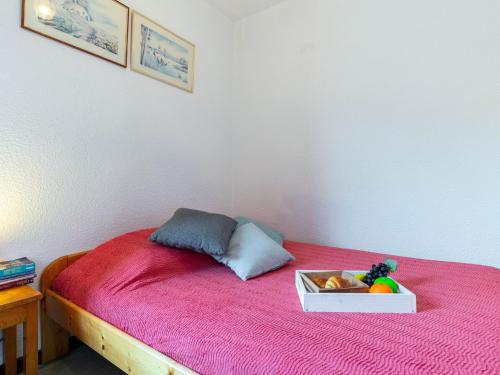 土绪尔Apartment Les Mousquetons-19 by Interhome的床上放着一碗食物的床