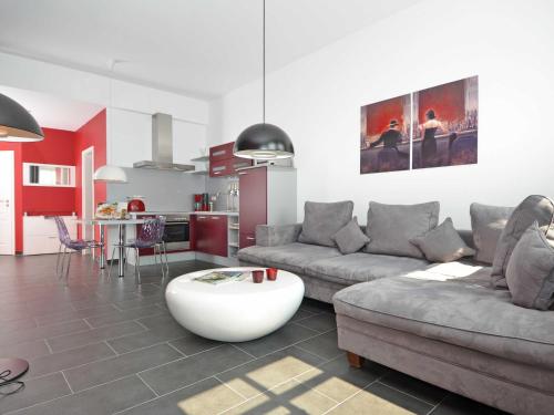 奥斯赛拜-塞林Villa "To Hus" F590 - Appartement 01 im EG mit Kamin und Terrasse的客厅配有沙发和桌子