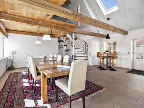 维泽桑讷Holiday Home Erik - 300m from the sea in Western Jutland by Interhome的一间带木桌和椅子的用餐室