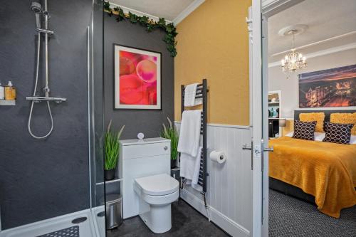 斯卡伯勒Glenholme Guest House - Room Only的一间带床、卫生间和淋浴的浴室