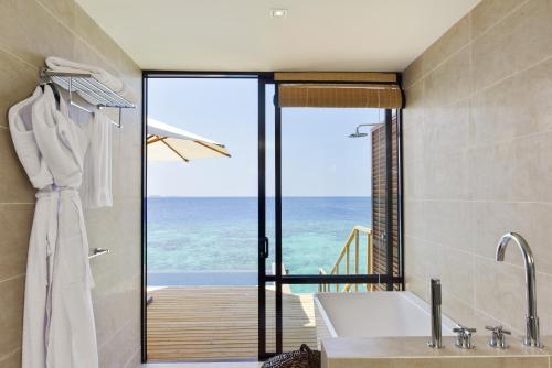 加弗阿利夫环礁ROBINSON MALDIVES - Adults only的带浴缸的浴室,享有海景。