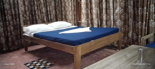 布莱尔港The Andaman Sunset View Resort的一张带蓝色床单和白色枕头的床