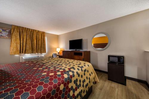 圣安东尼奥Econo Lodge San Antonio near SeaWorld - Medical Center的一间酒店客房,配有一张床和一台电视
