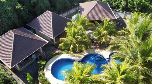 邦劳Tyner's Place的享有带游泳池和棕榈树的别墅的空中景致