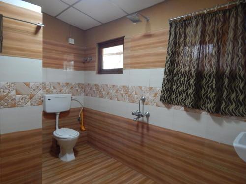 布莱尔港The Andaman Sunset View Resort的一间带卫生间和水槽的浴室