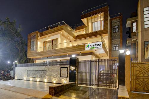 古尔冈Treebo Sai Village, Manesar的一座建筑,在晚上有门