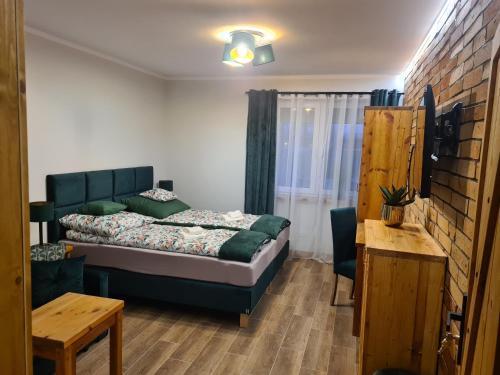 伊诺弗罗茨瓦夫Solanki Loft Kładka的卧室配有一张床铺,位于带桌子的房间