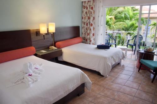 圣斐利-银港温塔娜海岸VH-格兰度假村的酒店客房设有两张床和一个阳台。