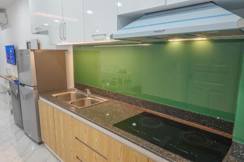 Ấp Ngọc HảiDương Hằng- Ocean Vista Sealinks的厨房配有水槽和台面