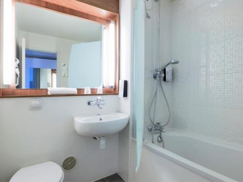 Pujols Lot et Garonne洛特河畔新城钟楼酒店的一间带水槽、淋浴和卫生间的浴室