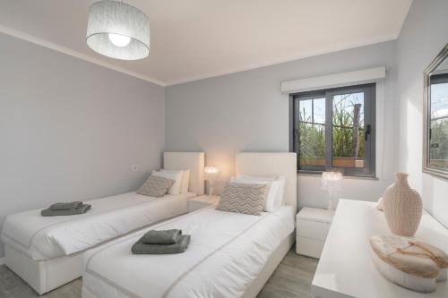 Madalena do MarOurMadeira - OceanScape, tranquil的白色的客厅配有两张床和一张沙发