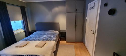 特罗姆瑟Lund - Exellent Apartment的一间小卧室,配有两张床和窗户