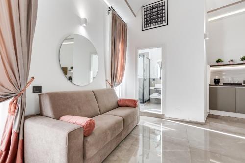 罗马UnoSeiTre - Luxury Apartment & Suite的带沙发和镜子的客厅