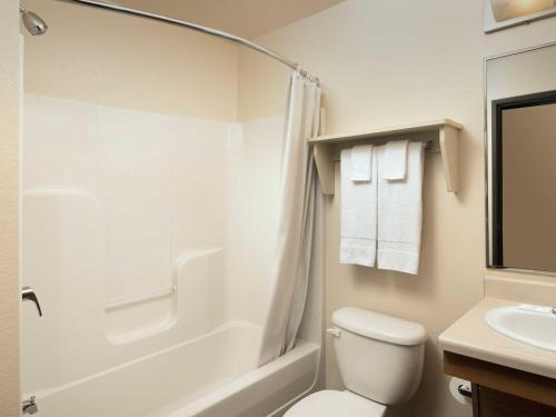 伯利恒WoodSpring Suites Allentown Bethlehem的浴室配有白色卫生间和盥洗盆。