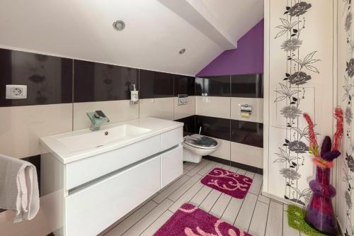 什科菲亚洛卡Apartment Mountain Sunrise的浴室配有白色水槽和卫生间。