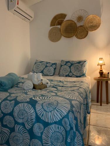 费尔南多 - 迪诺罗尼亚Pousada Sette Mares的一间卧室配有一张带蓝白色毯子的床