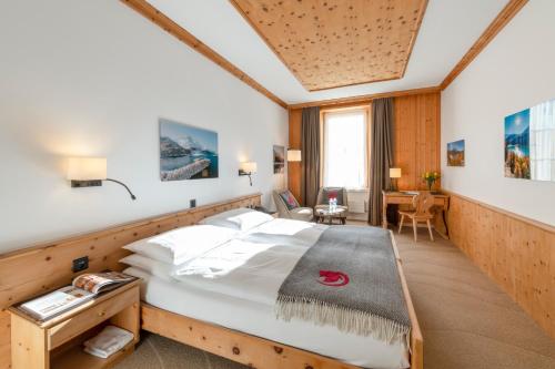 锡尔斯玛丽亚雪绒花瑞士品质酒店的一间卧室,卧室内配有一张大床