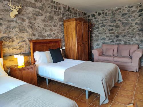 El CastellarHotel Rural Curia的酒店客房,配有两张床和椅子