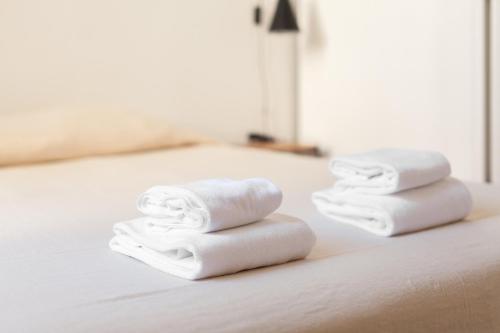 波尔图Alameda Suites - River Guest House的床上的两条毛巾