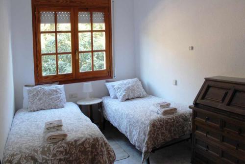 巴塞罗那Vacaciones en maresme casa para 7 personas的一间卧室设有两张床和窗户。