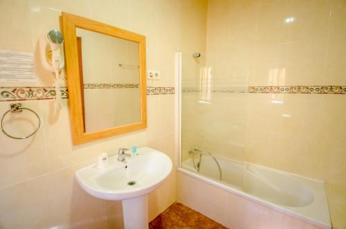 马拉加索利玛酒店的一间带水槽、淋浴和镜子的浴室
