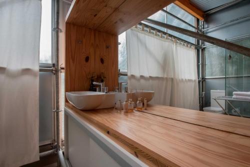 蒂拉登特斯Baubrasil Village的浴室设有木台上的两个盥洗盆
