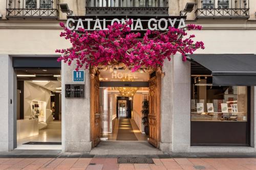马德里戈雅加泰罗尼亚酒店的商店前挂着粉红色的花