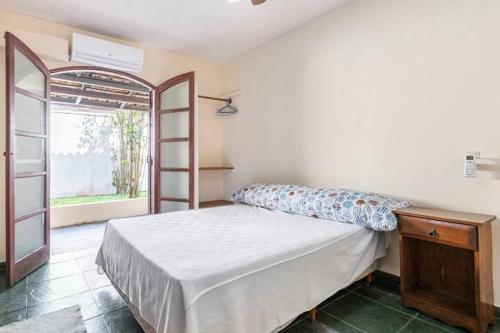 伊利亚贝拉Casa com 6 Suites, piscina e estacionamento的一间卧室设有一张床、梯子和窗户