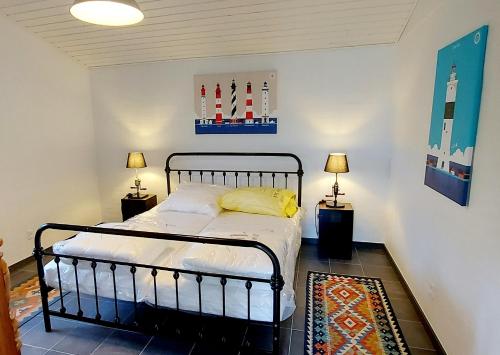 斯考比Skovby 2的一间卧室配有一张带两盏灯和地毯的床。