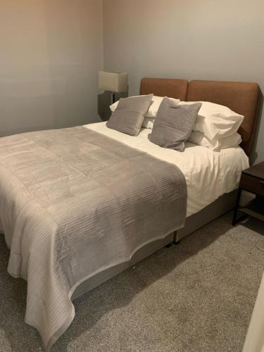 邓迪DS Study or Visit的卧室配有一张带白色床单和枕头的大床。