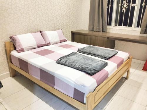 新山JB Austin Perdana Homestay@Simple Comfy For 11pax的客房内的一张床位