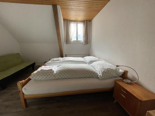 古尔特纳伦Hotel Sternen的一间带床的卧室,位于带窗户的房间内