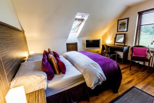 阿博因湖上小屋酒店的一间卧室配有一张床和一张书桌