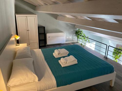 蒂沃利伊尔克勒住宿加早餐旅馆的一间卧室配有一张大床和毛巾