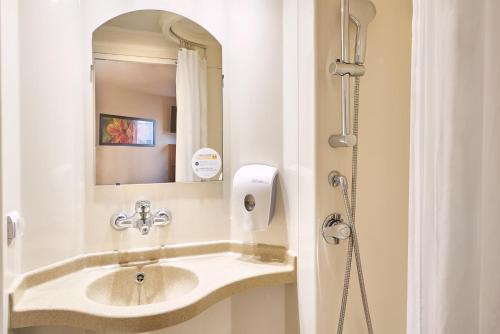 勒芒东勒芒大学普瑞米尔经典酒店的一间带水槽和镜子的浴室