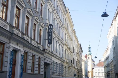 维也纳Hotel Deutschmeister的街道边有标志的建筑物