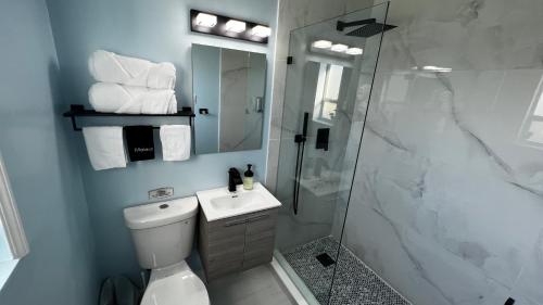 代托纳海滩Oceano Suites Daytona Beach的带淋浴、卫生间和盥洗盆的浴室