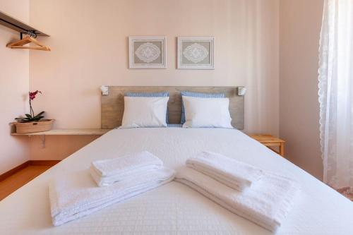 拉梅戈Charming 120m² in Historic Center的一张白色的床,上面有两条白色毛巾