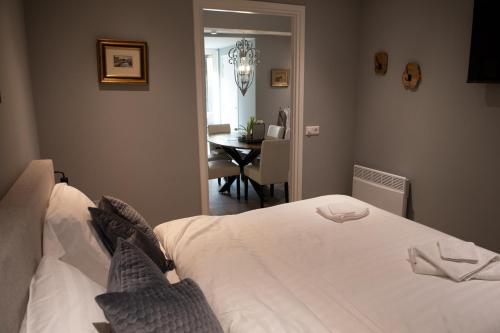 福伦丹B en B Volendam的一间带白色床的卧室和一间用餐室