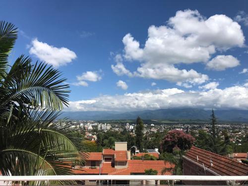 萨尔塔Lapacho Hostel Salta Coliving的从建筑屋顶上可欣赏到城市美景