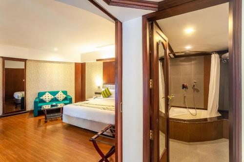 特里凡得琅塔楼酒店的一间卧室配有一张床,浴室设有淋浴。