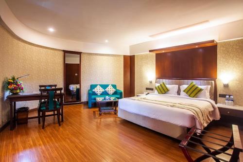 特里凡得琅塔楼酒店的一间卧室配有一张床和一张书桌