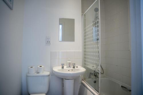 米尔顿凯恩斯Comfortable 4 Bedroom Home in Milton Keynes by HP Accommodation with Free Parking, WiFi & Sky TV的一间带水槽、卫生间和淋浴的浴室