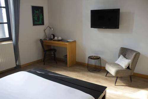 卡斯特尔萨拉桑绝对酒店的一间卧室配有一张床、一张书桌和一台电视