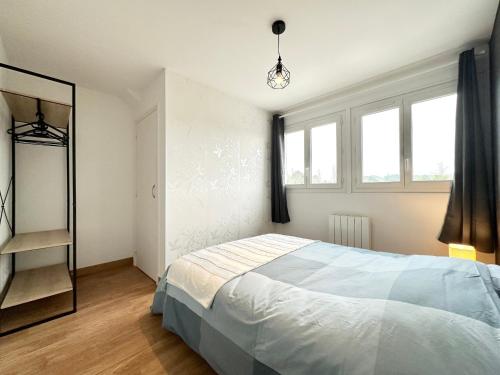 普洛埃默Appartement T3 cosy – Entre bourg et plages的一间卧室配有一张床和镜子