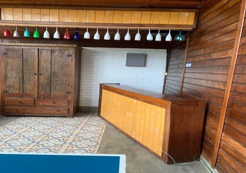 彼得罗波利斯Casa acolhedora com lazer e espaço gourmet的客房设有一张大型木桌和木柜。